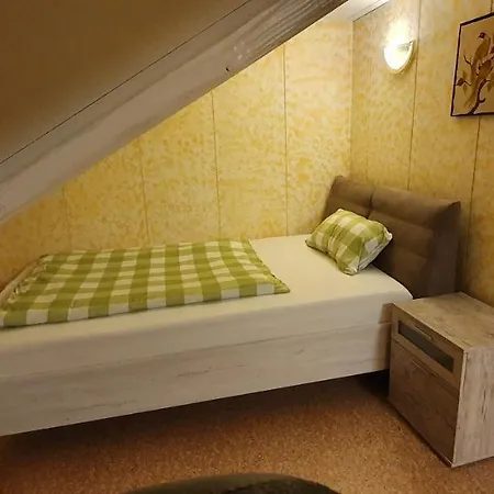 Appartement Sonnige Ruhige Dachzimmer Inkl Wifi Kaffee Mit Wg Dusche Und Neuer Kueche