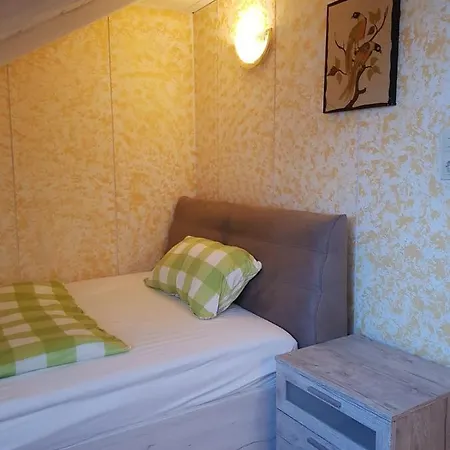 Sonnige Ruhige Dachzimmer Inkl Wifi Kaffee Mit Wg Dusche Und Neuer Kueche * Lörrach