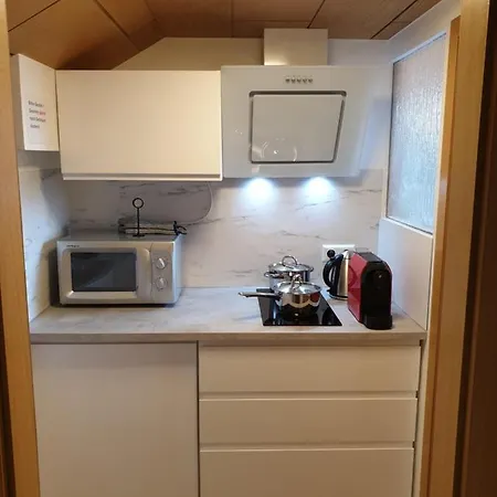 Sonnige Ruhige Dachzimmer Inkl Wifi Kaffee Mit Wg Dusche Und Neuer Kueche