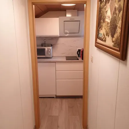 Sonnige Ruhige Dachzimmer Inkl Wifi Kaffee Mit Wg Dusche Und Neuer Kueche