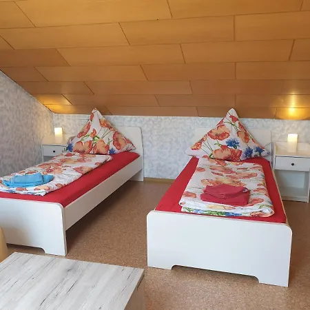 Sonnige Ruhige Dachzimmer Inkl Wifi Kaffee Mit Wg Dusche Und Neuer Kueche Appartement