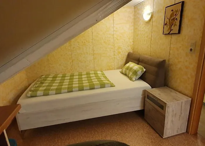 Διαμέρισμα Sonnige Ruhige Dachzimmer Inkl Wifi Kaffee Mit Wg Dusche Und Neuer Kueche