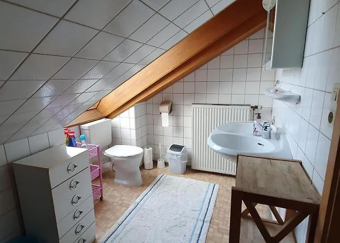 Sonnige Ruhige Dachzimmer Inkl Wifi Kaffee Mit Wg Dusche Und Neuer Kueche