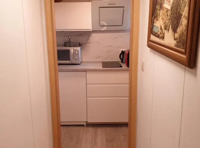 Sonnige Ruhige Dachzimmer Inkl Wifi Kaffee Mit Wg Dusche Und Neuer Kueche